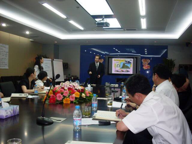 Christian Henrichs bei einem Vortrag an einer Universität in Peking, China